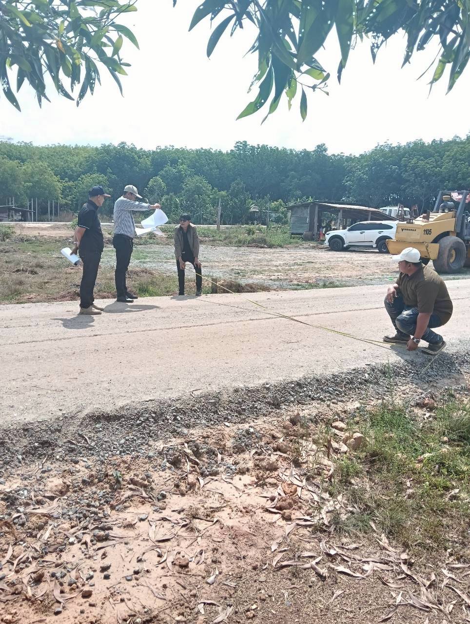 title - วันที่ 17 มีนาคม 2569 นายวิทูล ประดิษฐบุญ ปฏิรูปที่ดินจังหวัดปราจีนบุรี  มอบหมายให้ นายเชวงศักดิ์ อะปะมาตร ผู้อำนวยการกลุ่มงานช่างและแผนที่  นางรักษ์หทัยรัตน์ เมทนีกรชัย หัวหน้าฝ่ายบริหาร และเจ้าหน้าที่ ส.ป.ก.ปราจีนบุรี ลงพื้นที่ตรวจรับงานก่อสร้างถนนสายซอยในแปลงเกษตรกรรม ในเขตปฏิรูปที่ดิน ให้แก่เกษตรกรผู้ไร้ที่ดินทำกิน